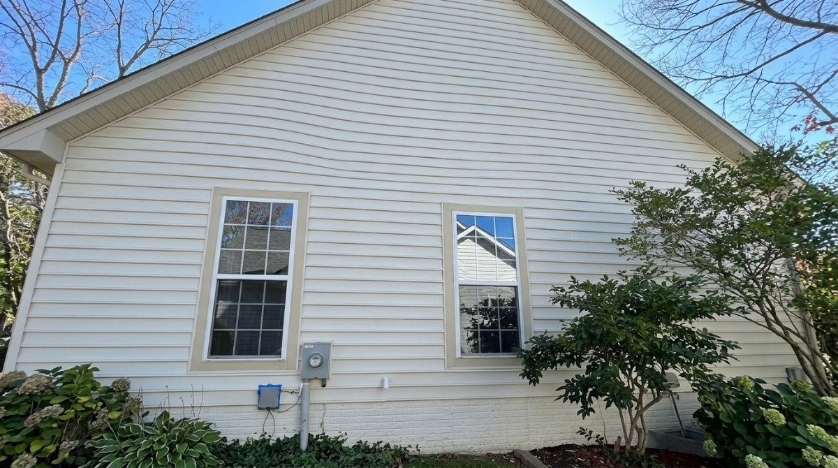 Road salt residue and road grime on vinyl siding near the Berlin Turnpike